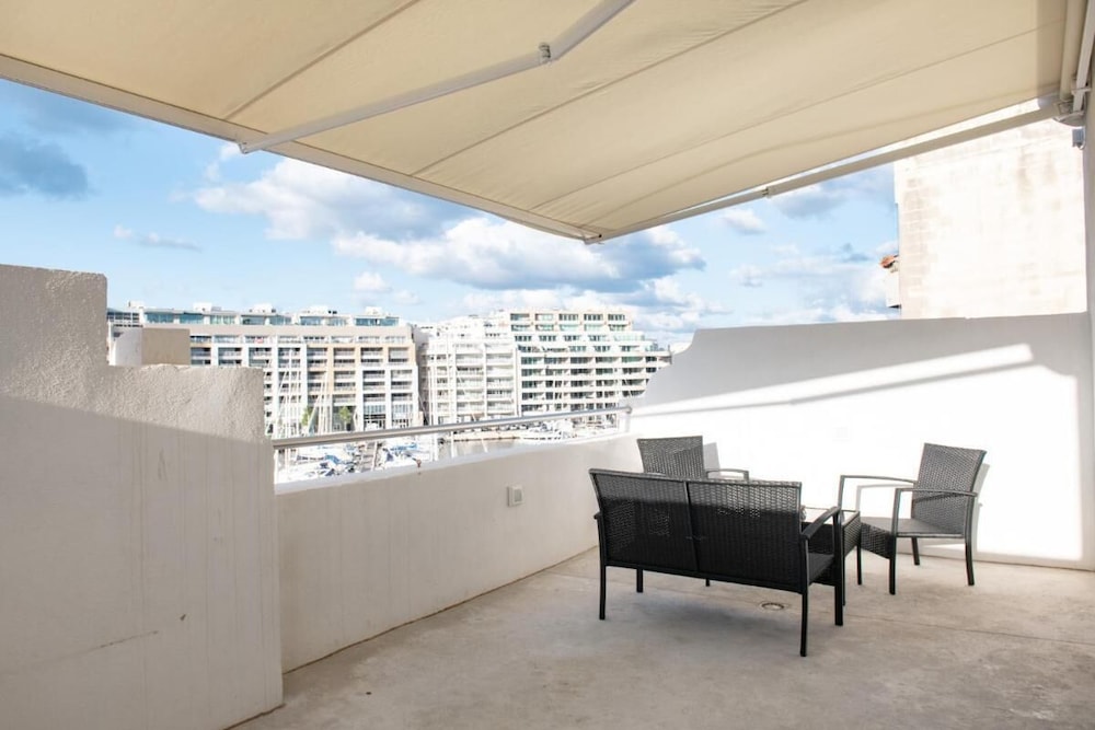 Comfortable Double Room in Pieta - Bb Marina view 3