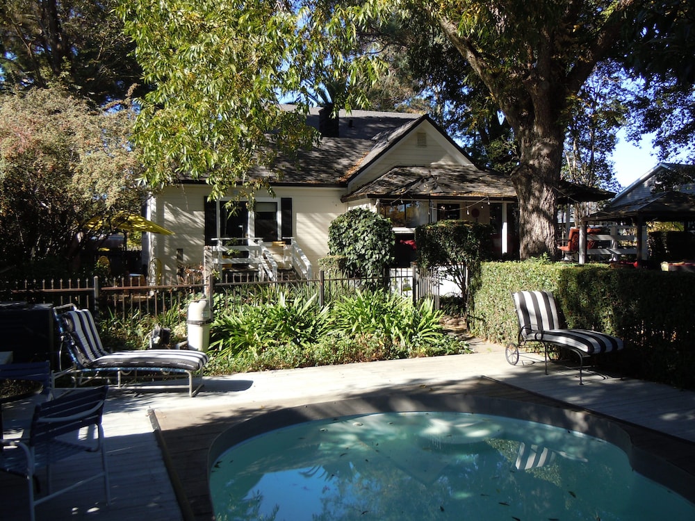 The Giraffe Inn at Old Parks Manor - Property Image 1