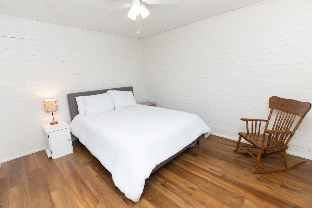 Bungalow by the Bay Spot on Wellers Bay - PEC
