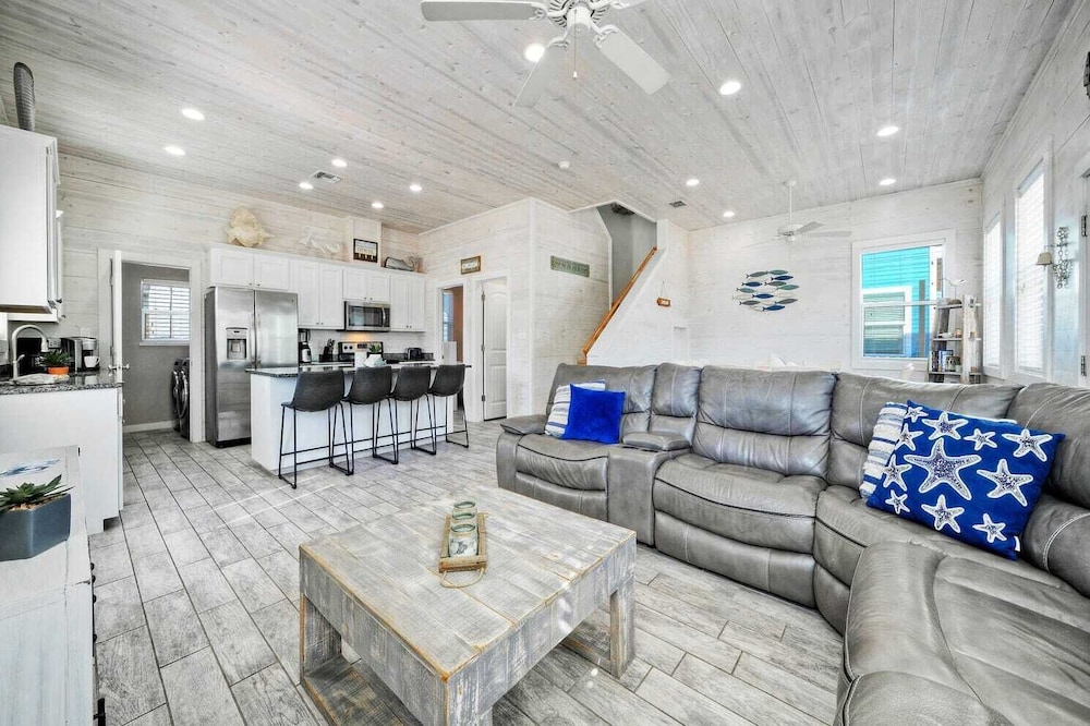 Sleeps 24, 2 Homes 2blocks to the Beach, Pool, Game Room, Patio w/ Outdoor Bar