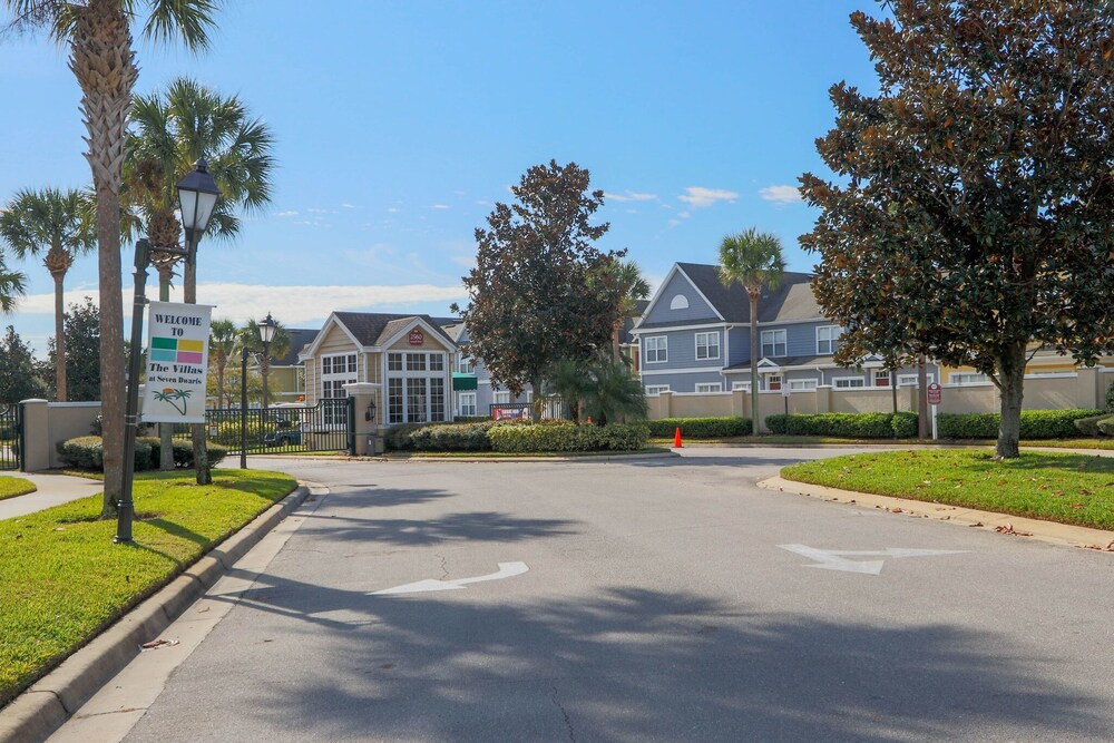 Near Theme Parks! Gorgeous 3 BR Town Home, Splash Park, Pool, Lake, And More!