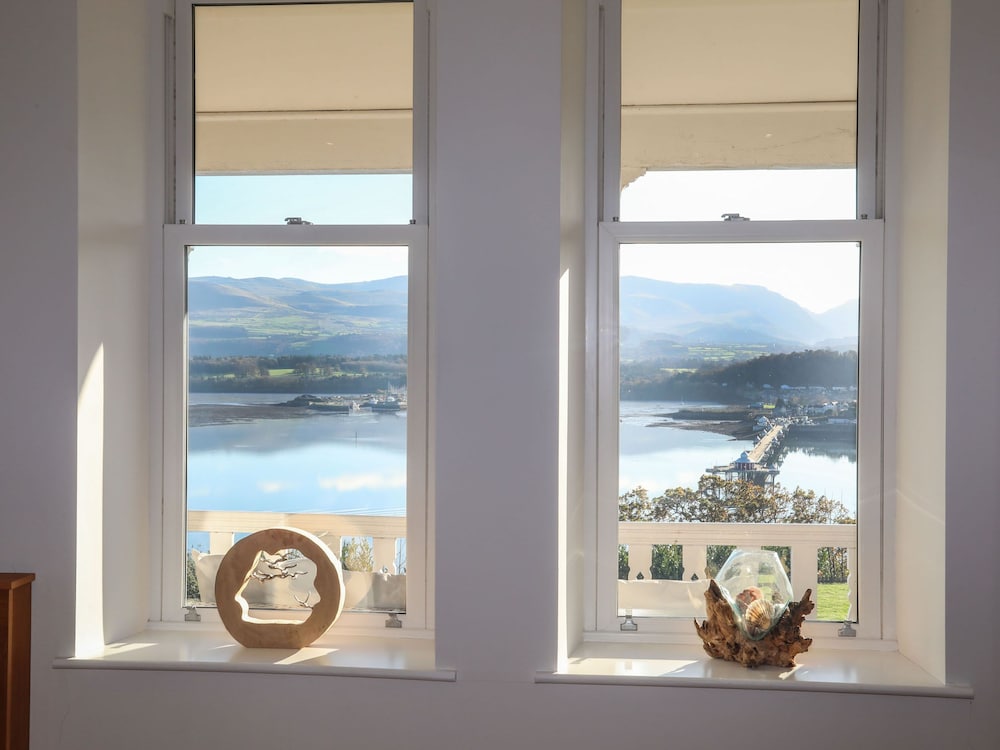 Bryn Mel Manor Straits View
