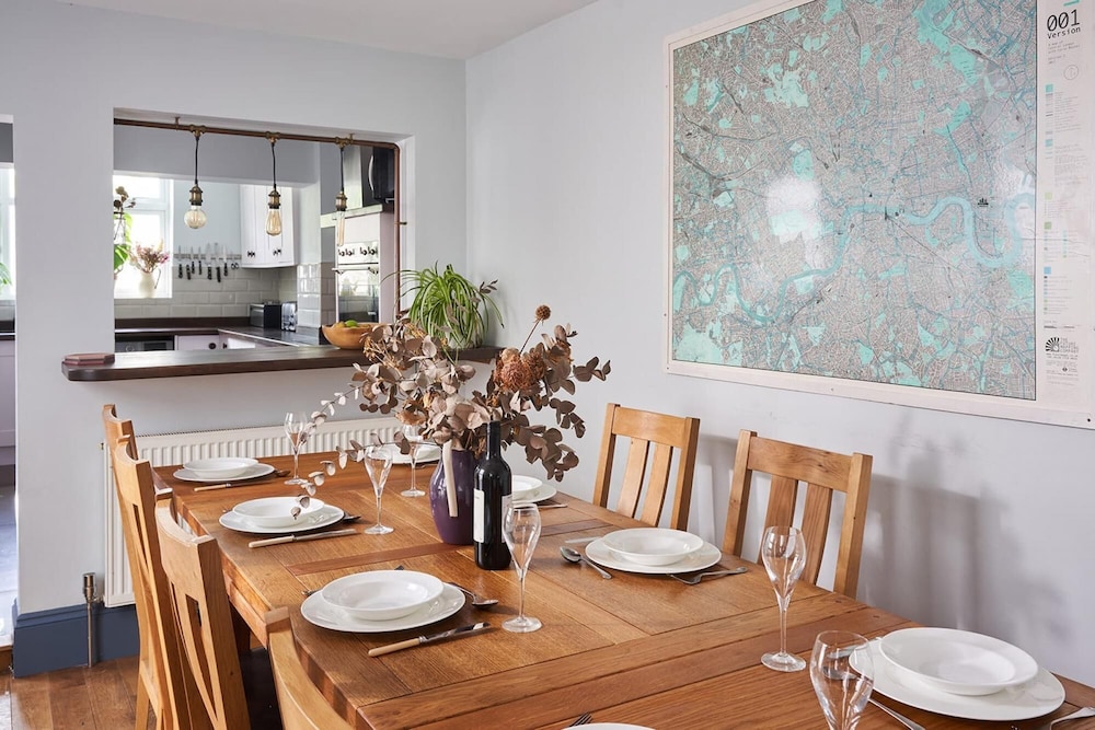 Greenswood House - Bohemian Victorian Family Home With hot tub Close to Harbour view 2