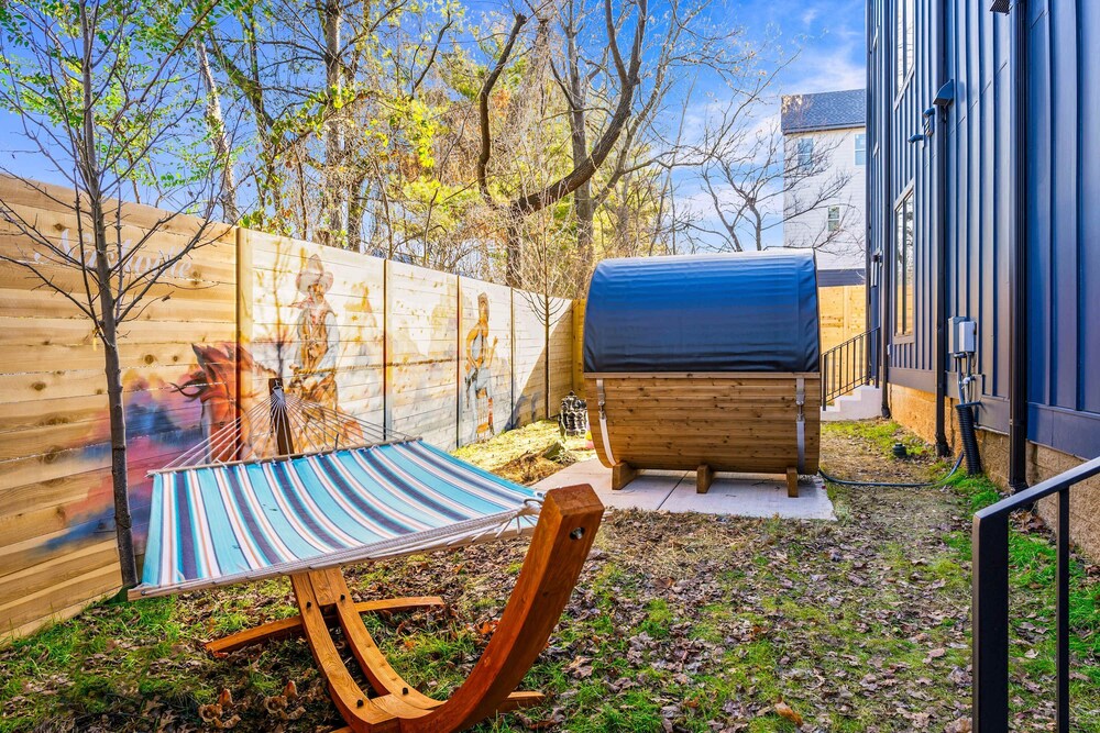 Rooftop Deck Hot Tub Retreat in Downtown Nashville