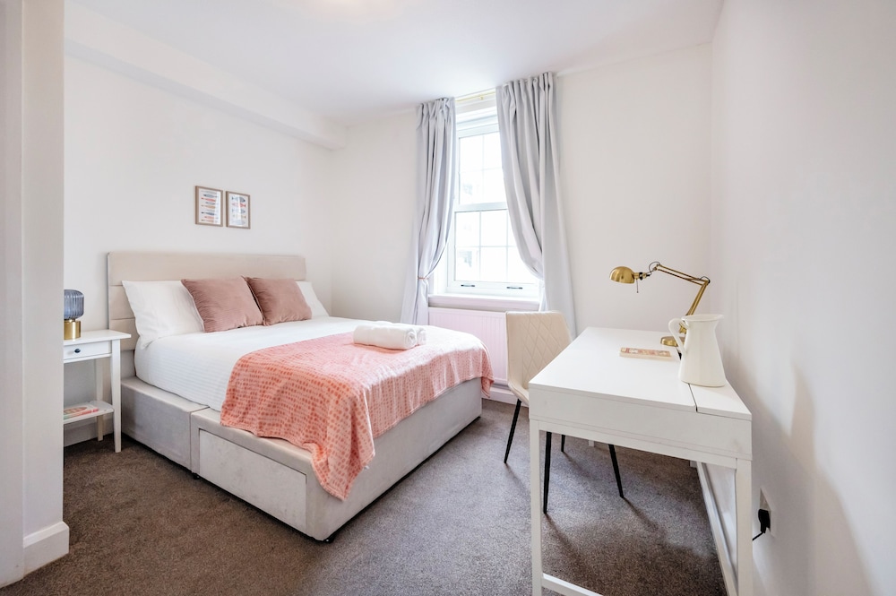Modern London stay near Nothing Hill