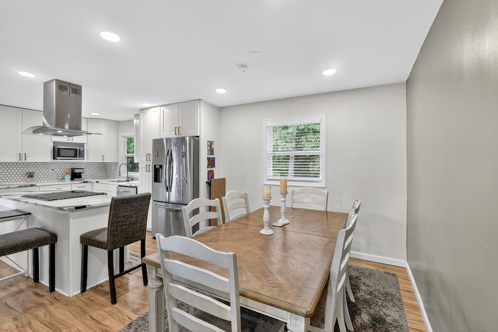 Spacious Getaway Near Dc & Potomac River 3 Bedroom Home