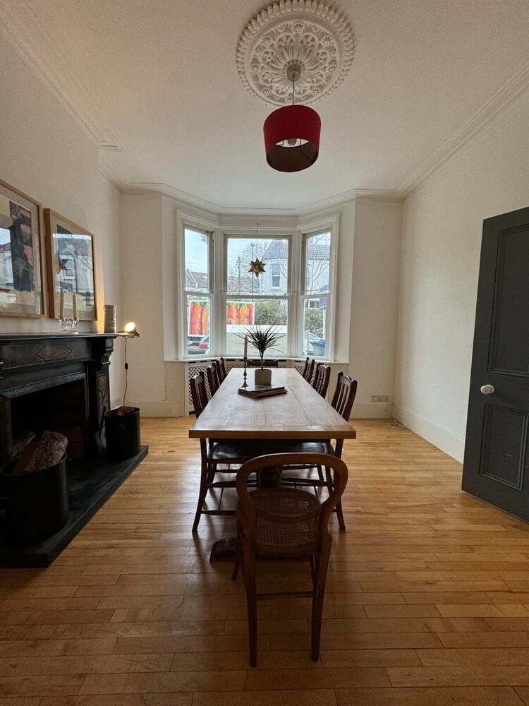 Spacious 4BD Family Home With Gardenkensal Green!