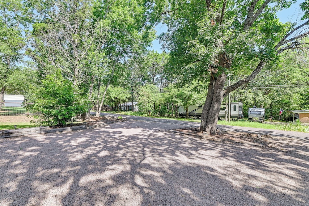3 Mi to Lake Texoma: Gordonville Getaway!