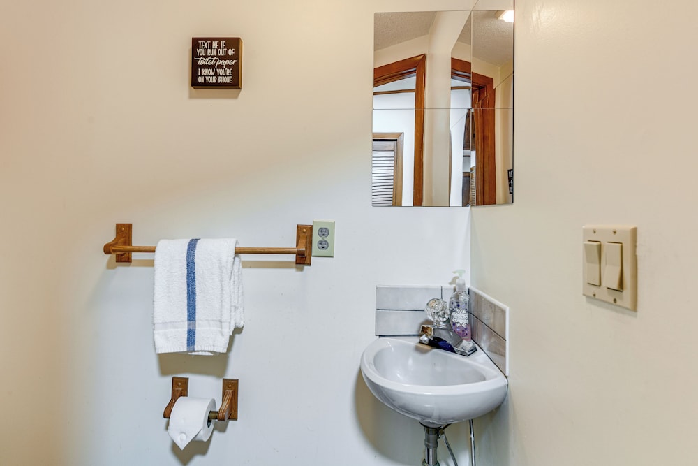 Ski, Hike & Fish: Mtn-view Maggie Valley Retreat