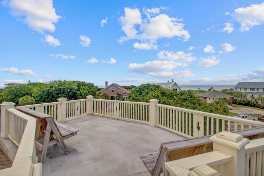 Private Pool, Putting Green & Steps to Isle of Palms Beach Paradise on Palm