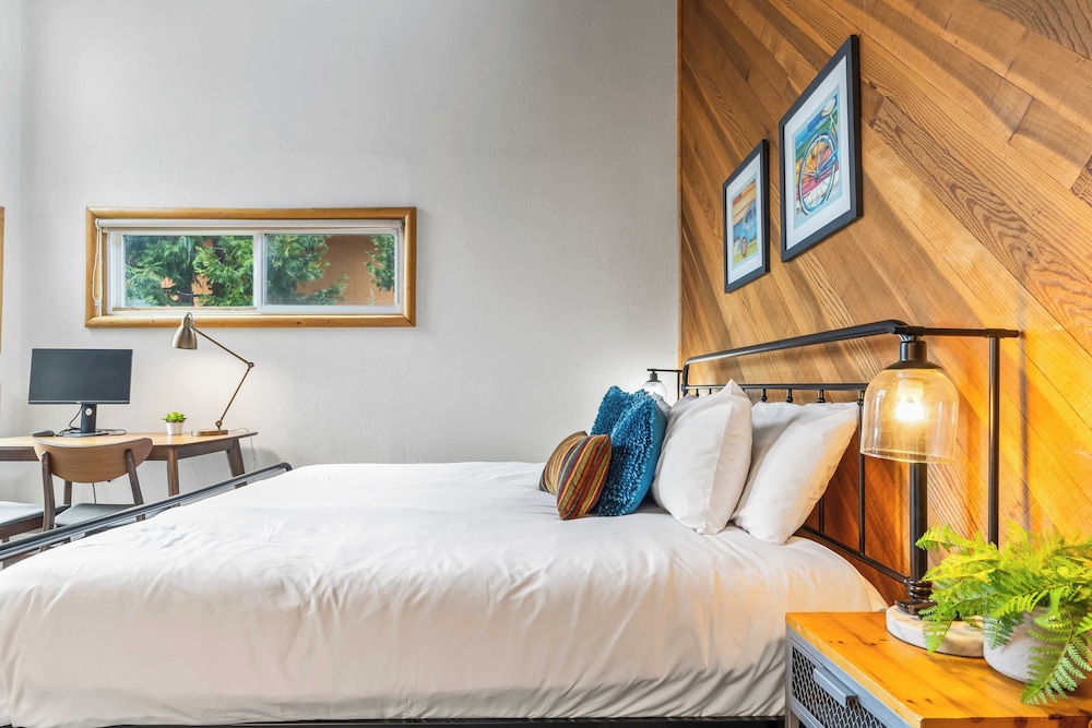 Scenic North Shore Stay w/ Games, Near Snow Summit Lakeview Lodge by Avantstay