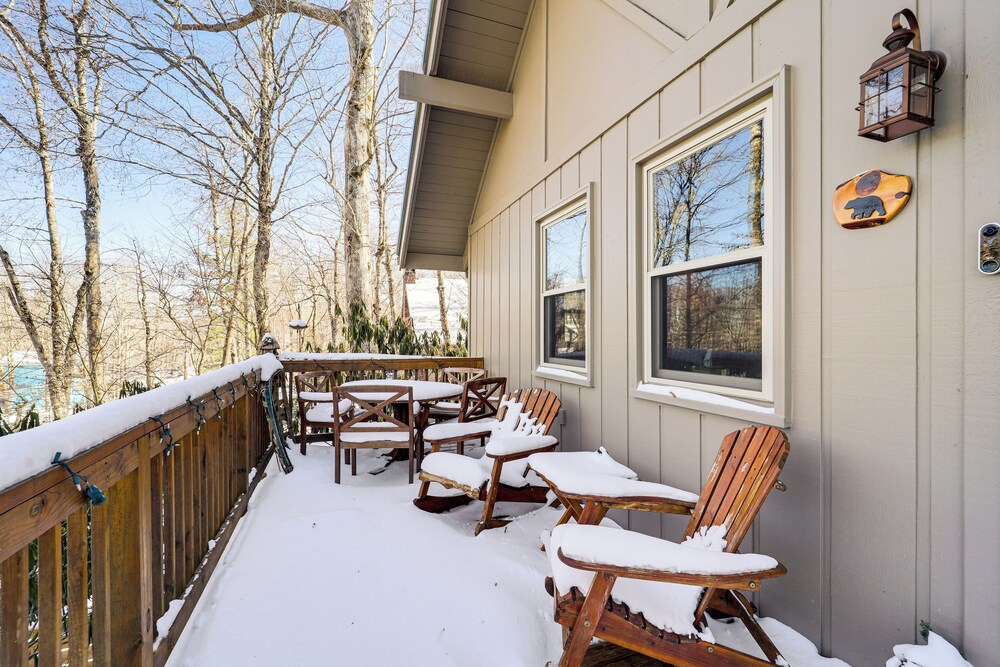 2 Mi to Skiing: Blue Ridge Mtn Cabin w/ Hot Tub!