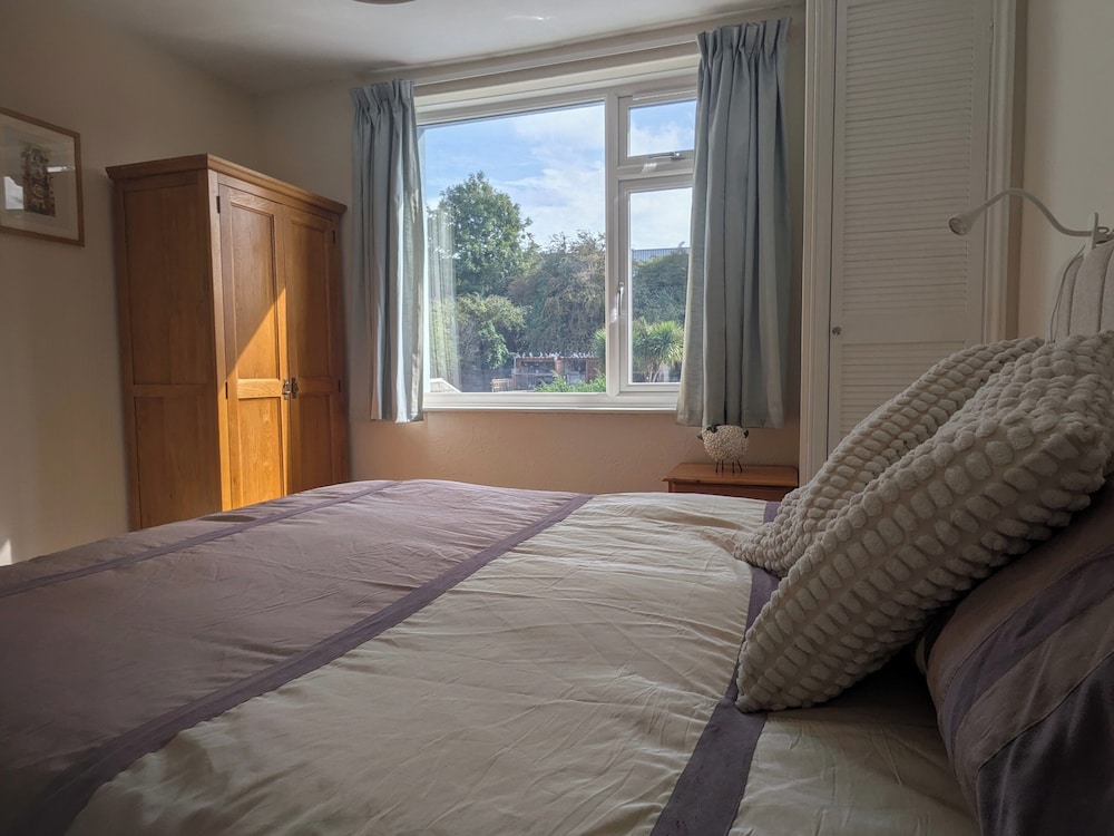 Cherry View House. 3-beds - Sleeps up to 8, Garden & Parking. Short Stays of all Types Welcome