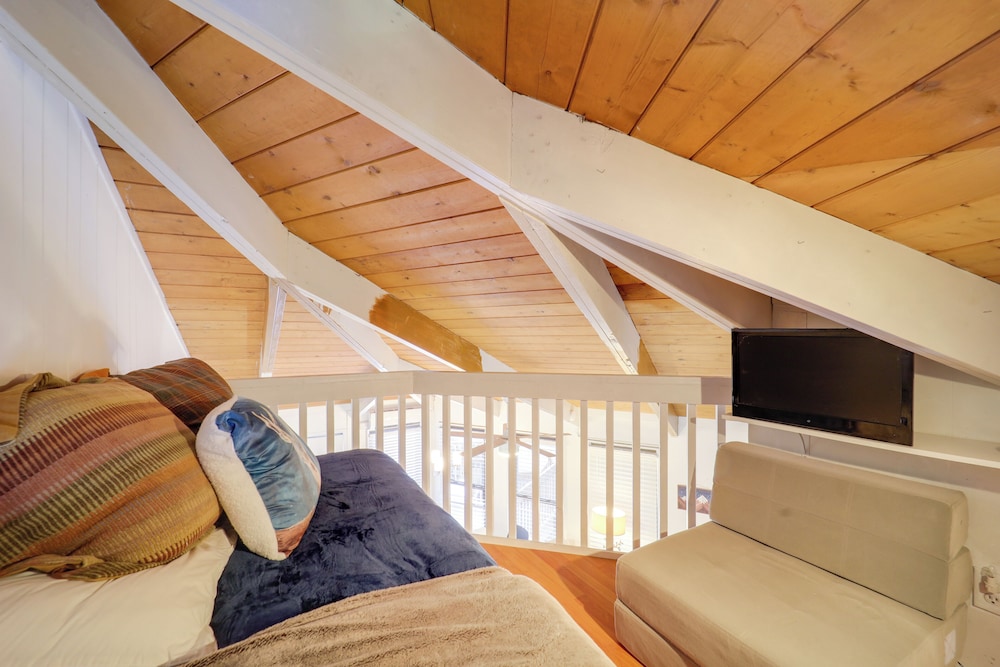< 1 Mi to Beech Mountain Resort: Comfy Condo