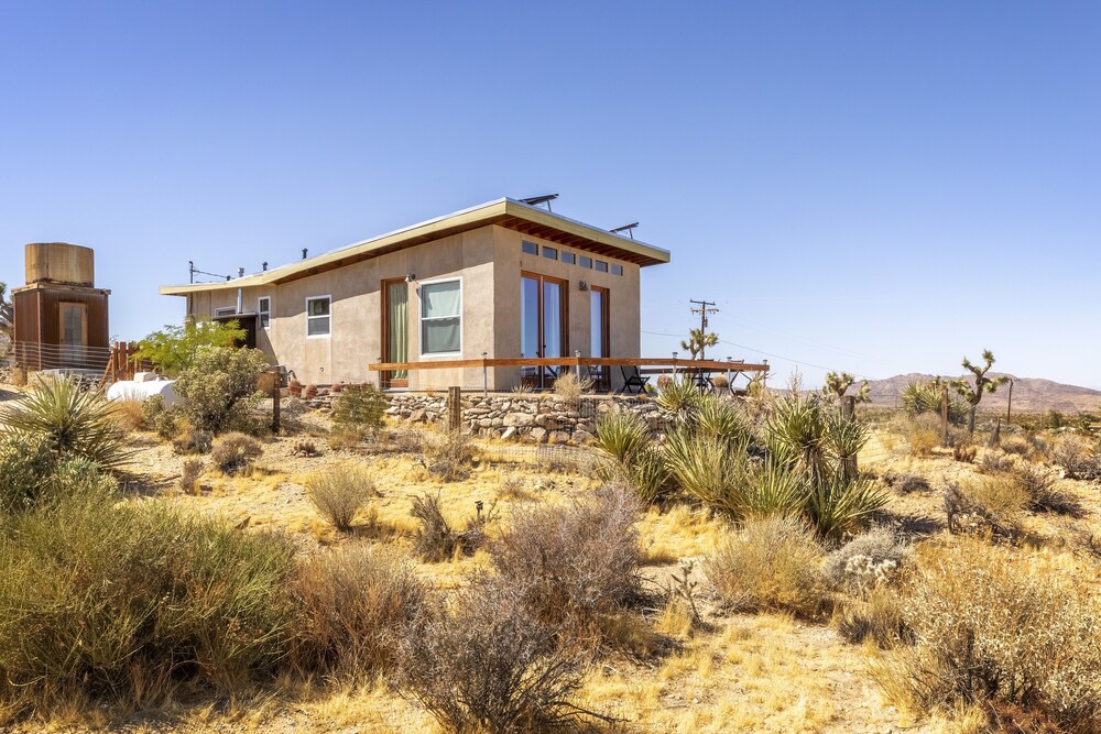 Jensen House - Incredible Desert Views 2 Bedroom Home by RedAwning view 2