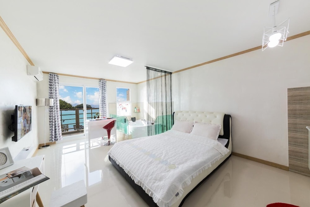 Yeosu Dolsanmaru Pension