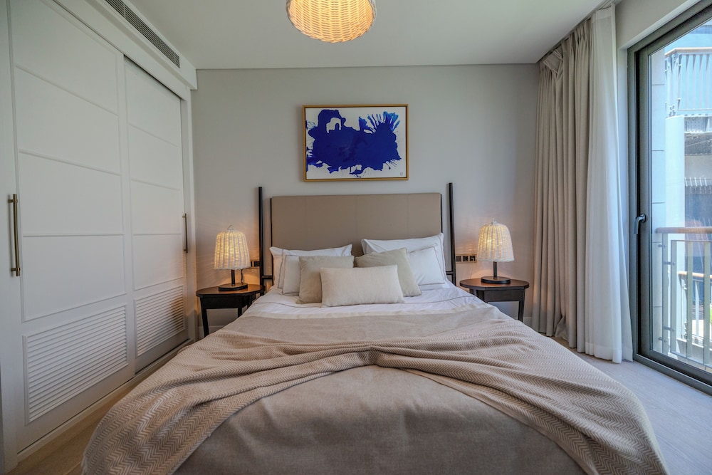 1-Bedroom Seafront Flat with Hotel Amenities