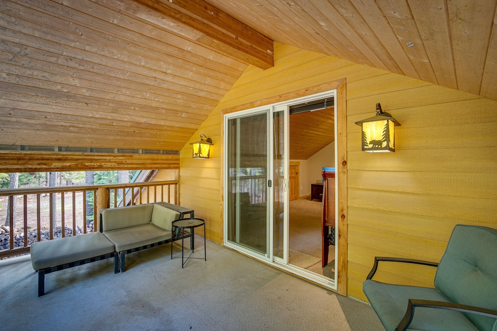 1 Mi to Lake Easton: Cabin w/ Fire Pit + Deck! view 4