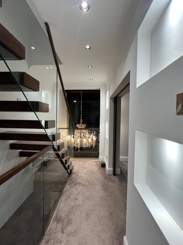 Elegant Family Home, 2x Jacuzzi Corner Bath