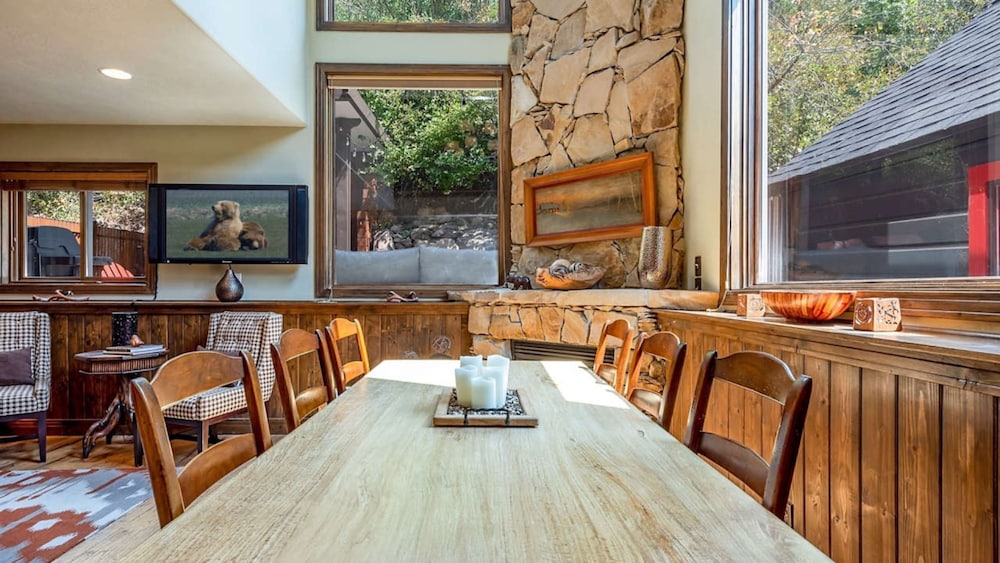 Red Hawk by Avantstay Charming Cabin w Theatre Spa 5mins to Deer Valley Mtn