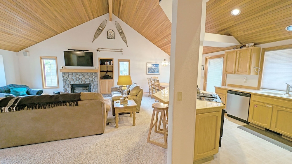 Snowshoe Inn-pyramid Mtn 7 3 Bedroom Home
