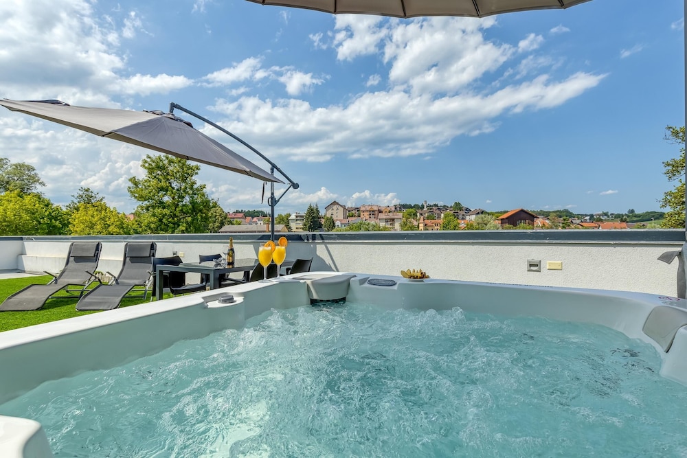 Rooftop Home With Whirlpool Sauna