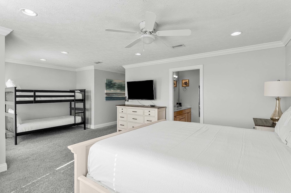 Palm Breeze Retreat Sleeps 10!