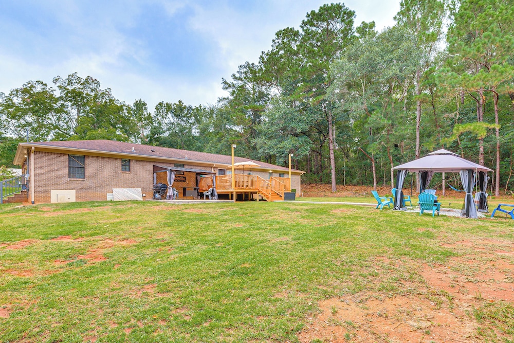 2 Mi to Bay + Beaches: Home w/ Gazebo in Daphne