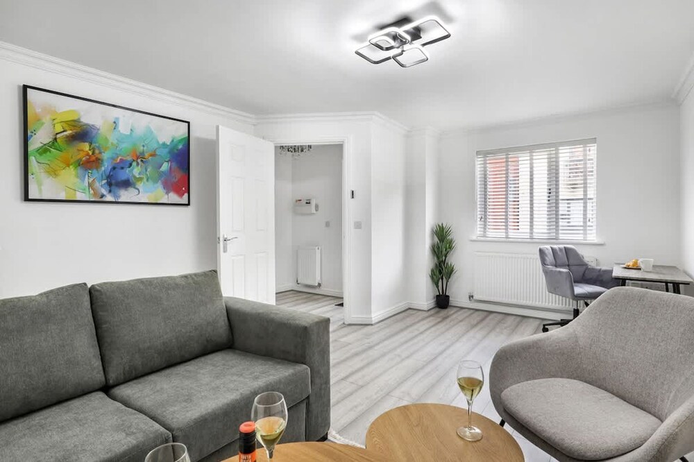 Fast Wi-fi Free Parking 10 Mins to City Centre
