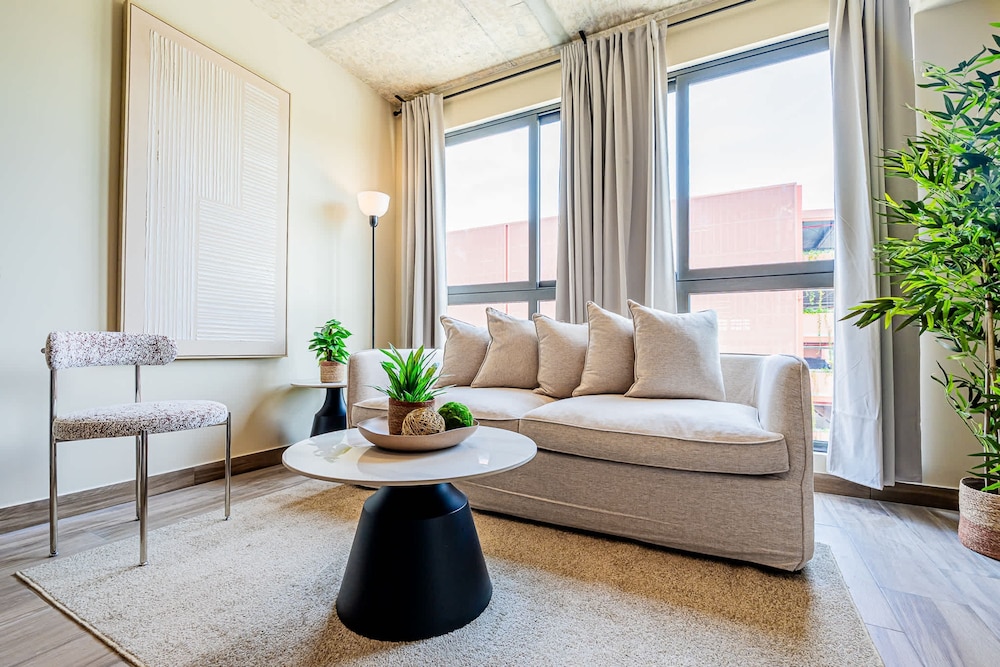 w Splendid 1BR in the Heart of Centriqo