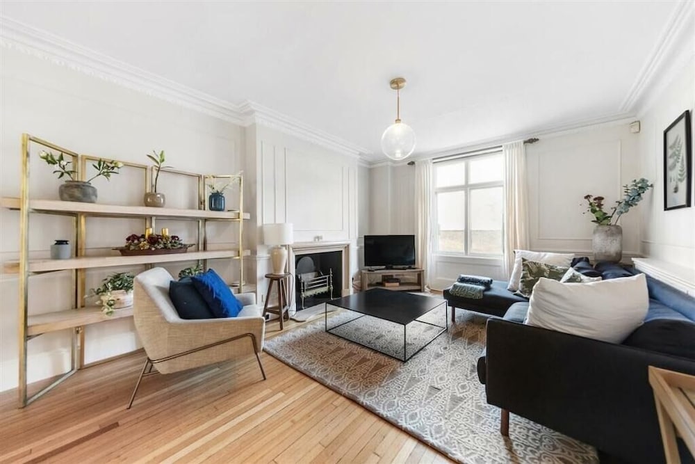 Spacious 3B House in South Kensington