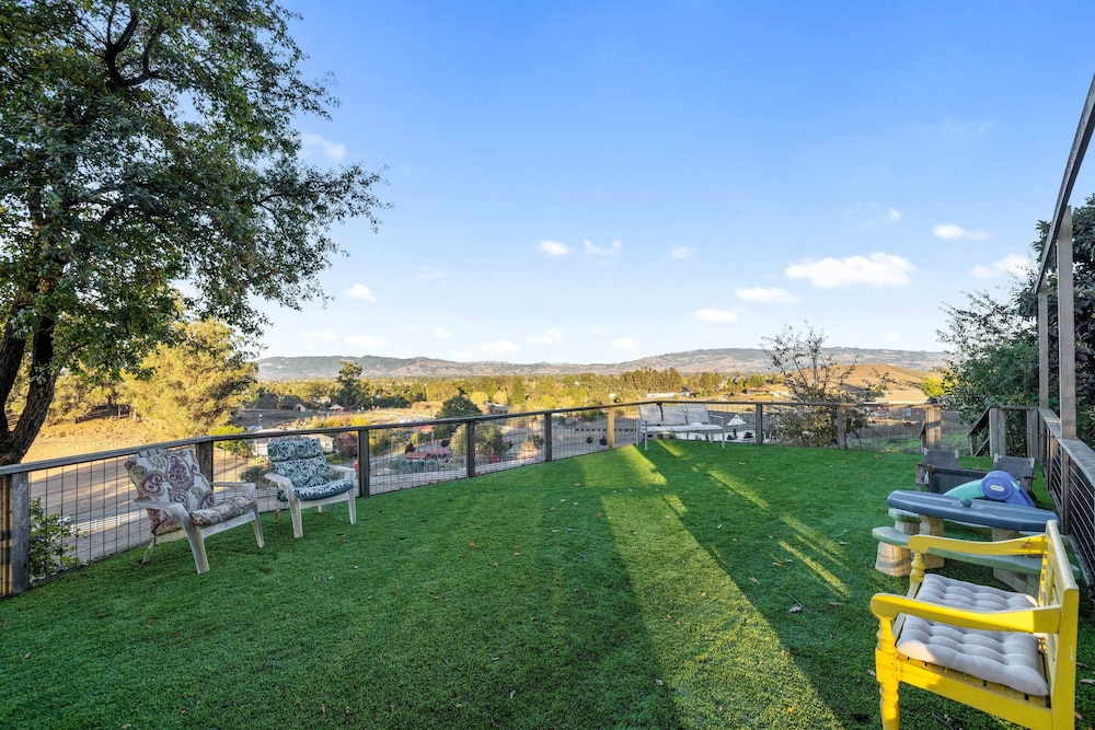 Private Pool & Large Deck: Modern Cotati Villa!