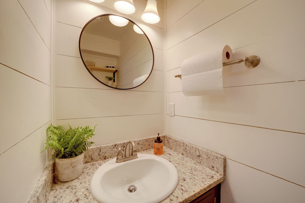 10 Mi to Dtwn Tulsa: Condo w/ Pool Access!