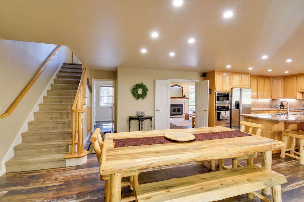 Hot Tub + Pool Table: Cabin Near Calaveras Park!