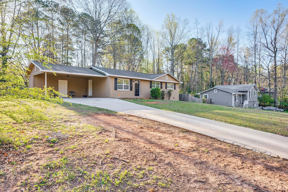 18 Mi to Downtown Atlanta: Quiet Home w/ Fire Pit