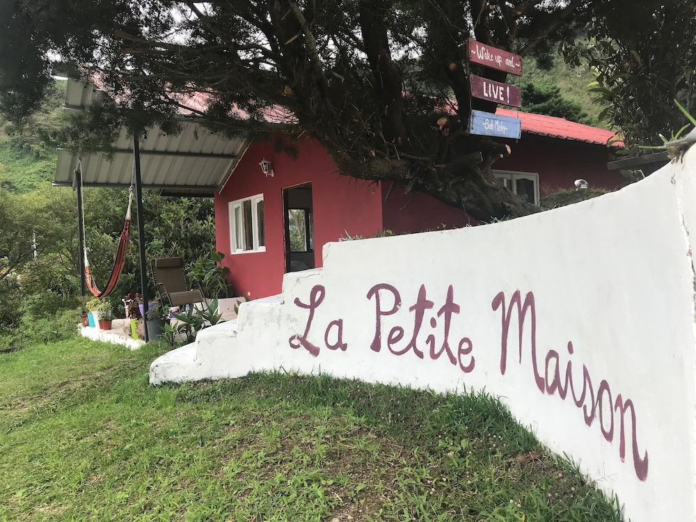La Petite Maison Cabañas & Hostal