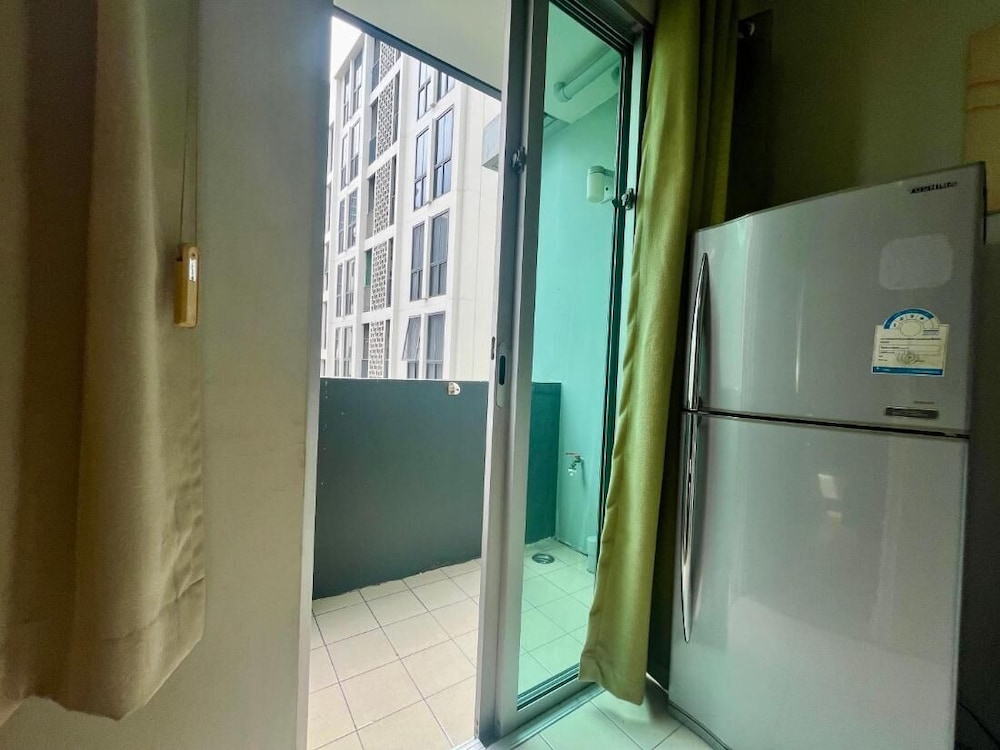 1BR Condo 5 Min to BTS 1000mbps Fiber Wi-fi Great Location