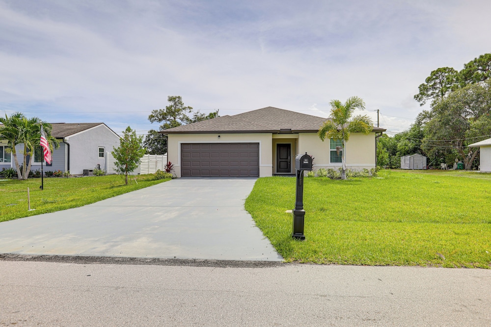 Beach-hop & Golf! Port St Lucie Apt w/ Shared Yard
