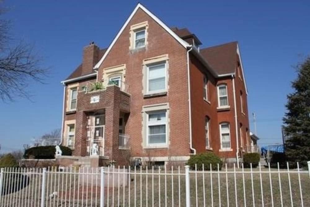 Hotel Central West End B&B - Image 1