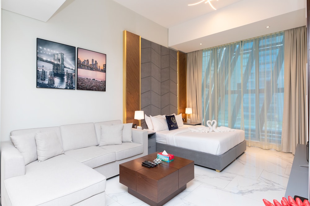 SIMPLY COMFORT Urban Chic Suites in J One Tower City & Canal Views