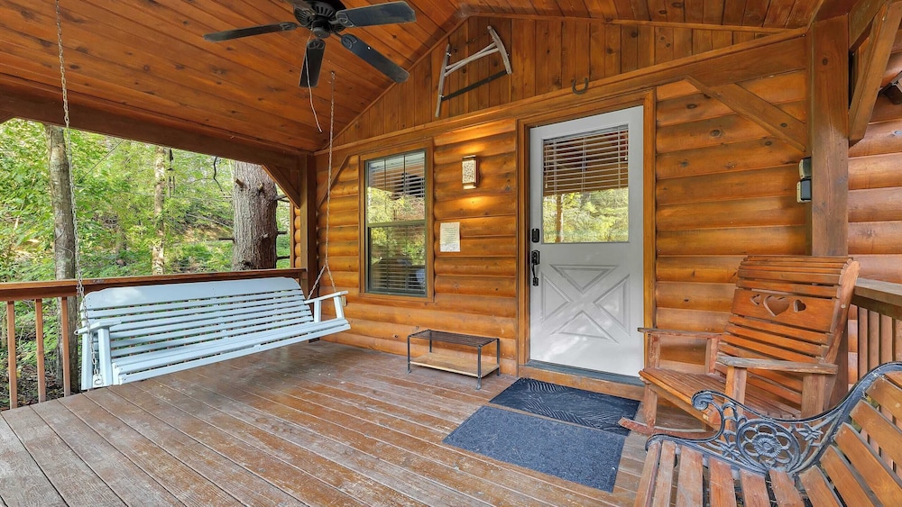 Lakeside Cabin w/ Hot Tub, Fireplace Near Dollywood & Trails Smoky Shores Retreat by Avantstay