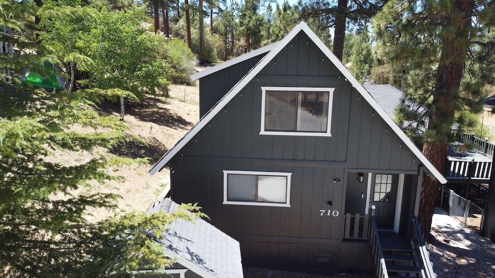 Village Bear 3 Bedroom Cabin by Redawning view 4