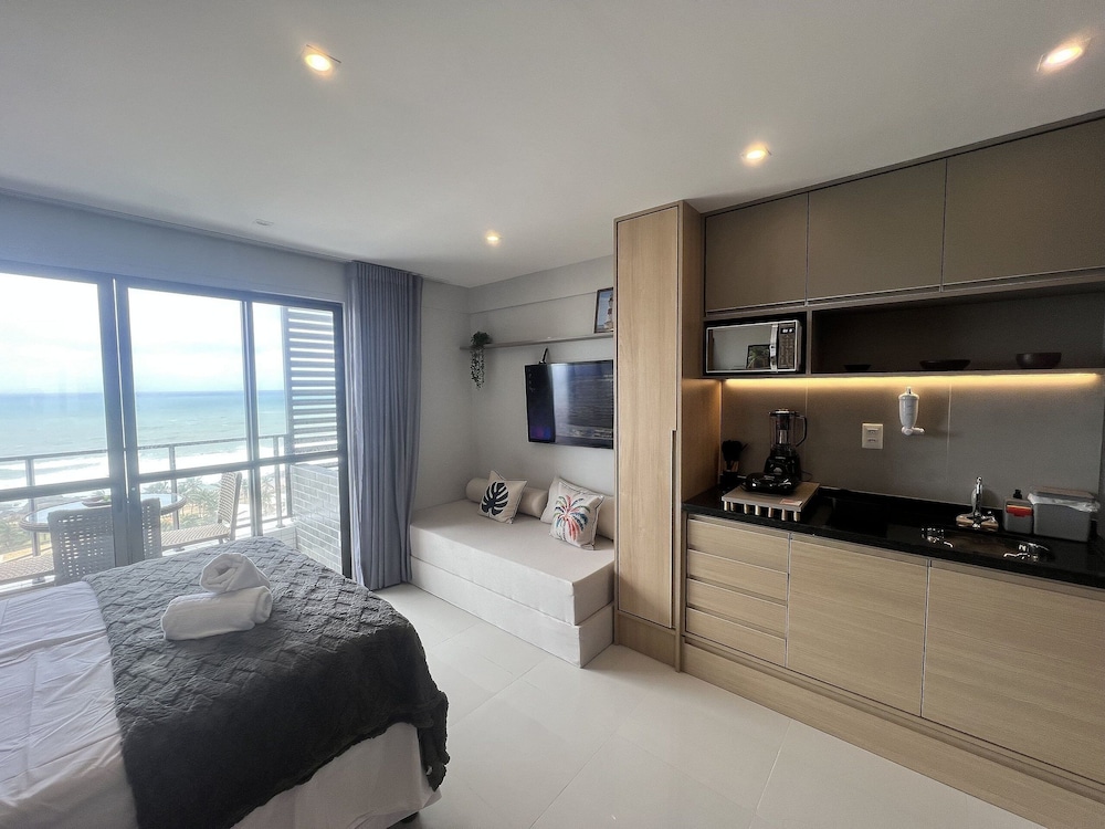 Stay Just Steps From Itapua Beach, With Pool and gym - RGF