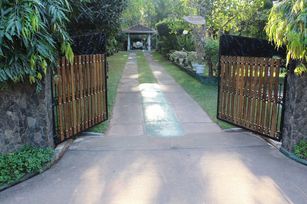 Villa Shade