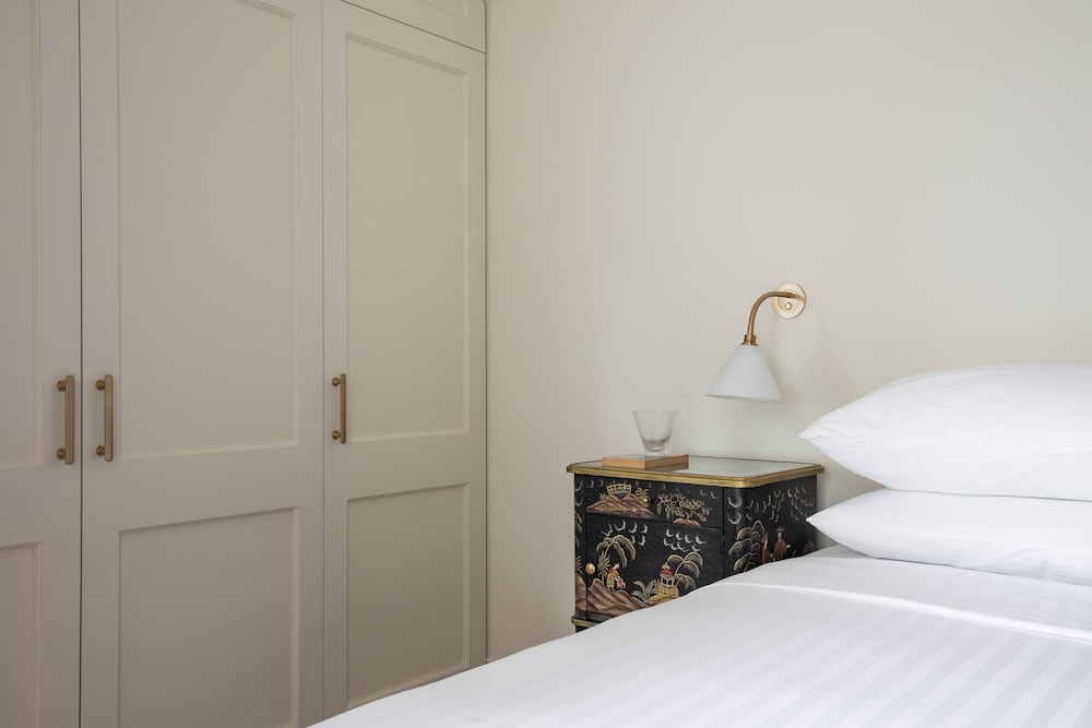 Tite Street IX by Onefinestay