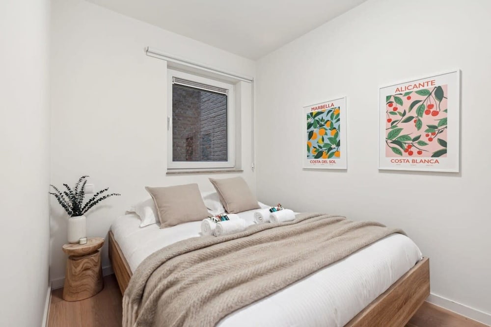 Centrally Located 2 Bedroom Apartment With Parking