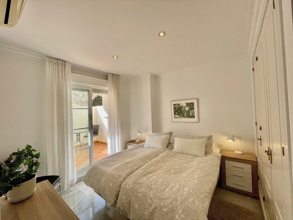 2-bed Sea View Apt, 10 Mins From Puerto Banus