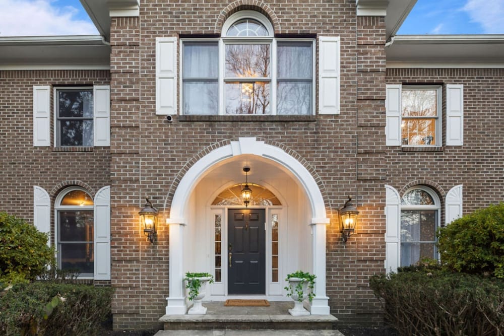 Peaceful Mini Mansion Sleeps 18