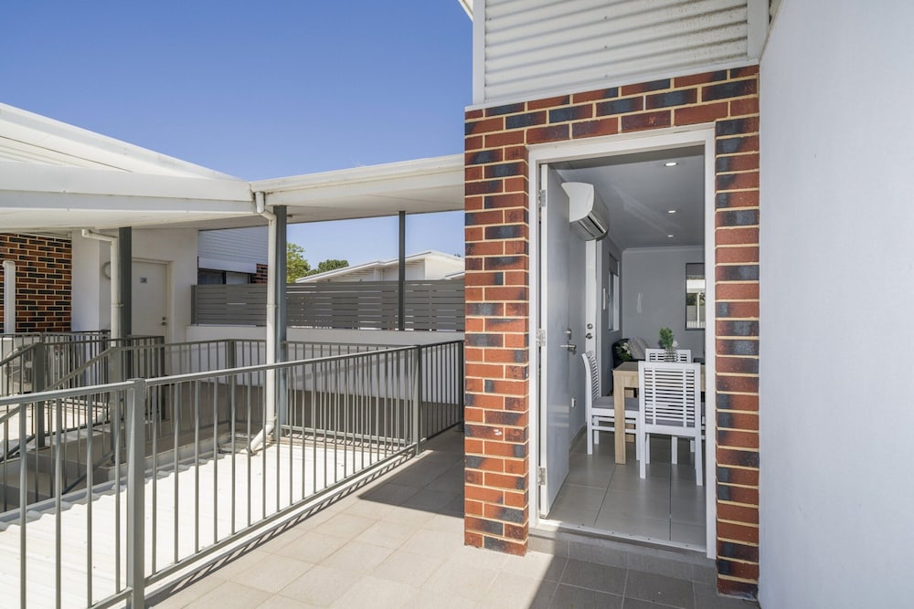 Sunny 2-bed in Quiet Location With Balcony