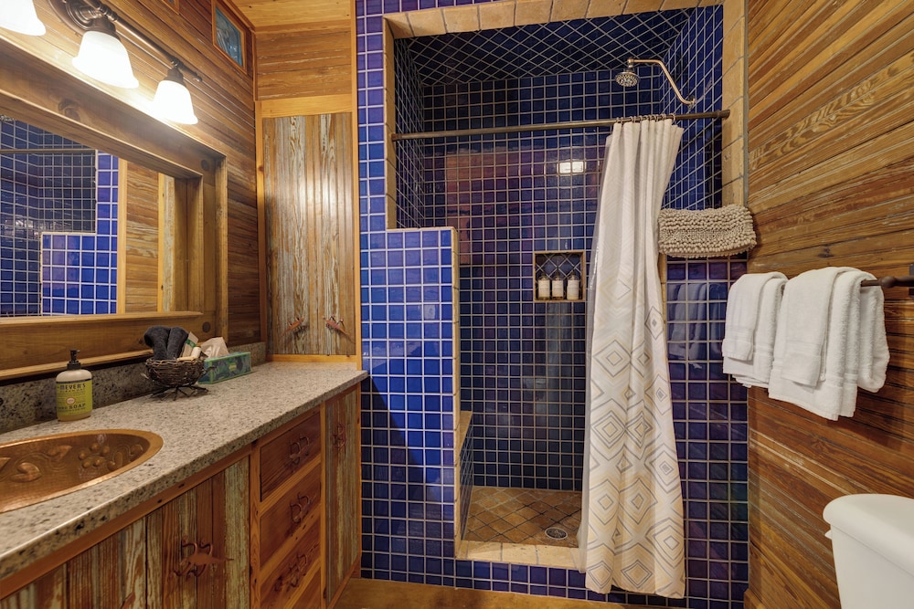 The Willows Casa Grande + Sundown Suite Sleeps 13 - Close to Main St
